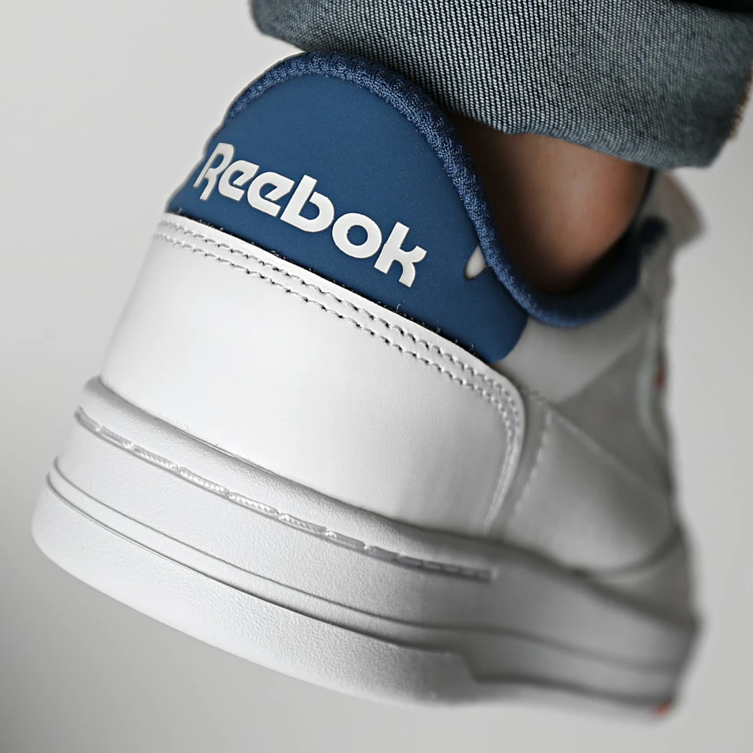 Vente flash 🔥 Baskets Court Peak GW7560 Footwear White Dynamic Red Bat Blue de Reebok 🎉 – Image 4