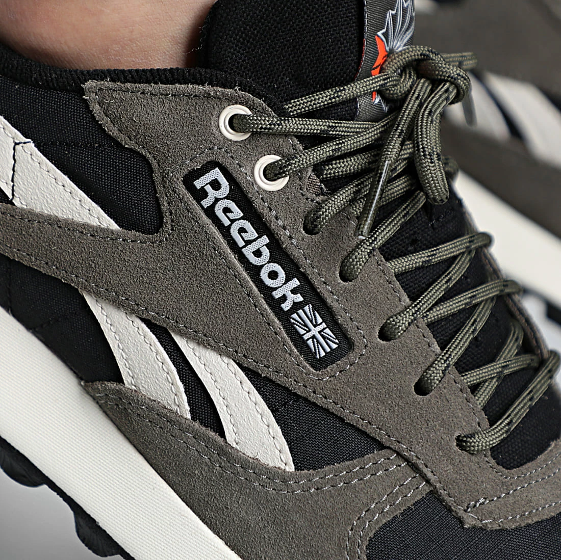 Budget 🤩 Baskets Classic Leather GX4805 Core Black Army Green Stucco de Reebok ⭐ – Image 2