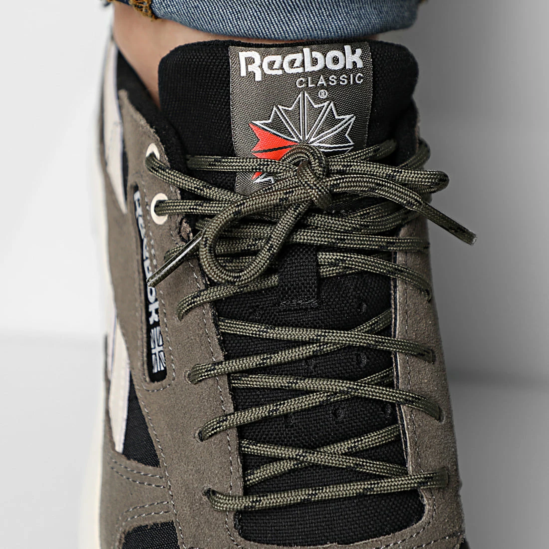 Budget 🤩 Baskets Classic Leather GX4805 Core Black Army Green Stucco de Reebok ⭐ – Image 3